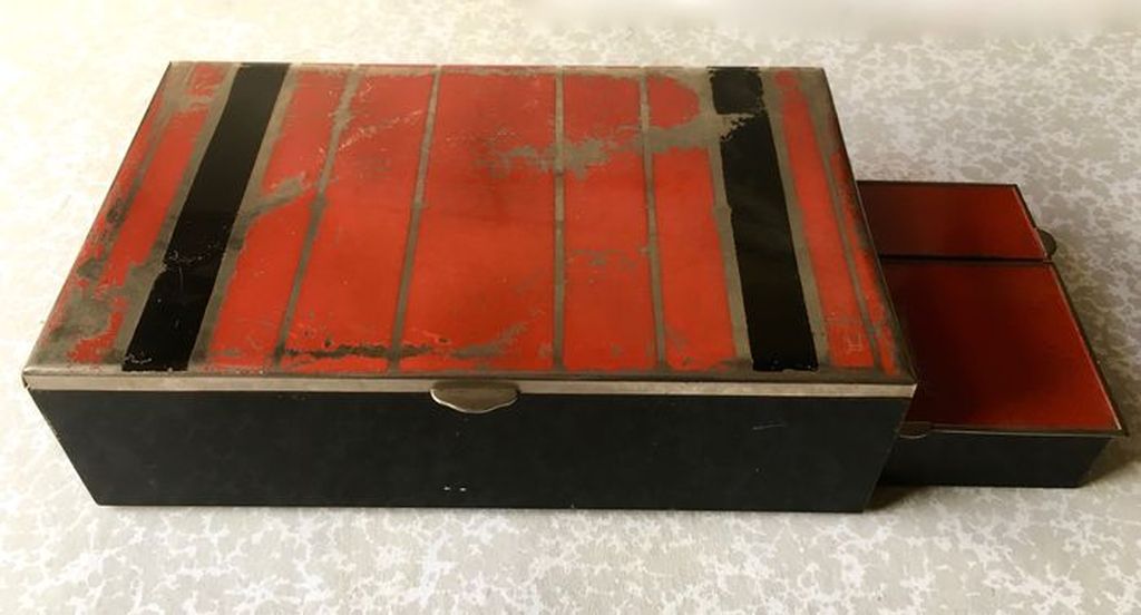 Modernistische Art deco - tabaksdoos - met zwart en rood banen decor - ca. 1930 kopen? Bied vanaf 9!