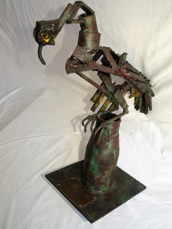 Dumont / Leo van den Berg: Beeld – De gehavende Vredesduif –Bevrijding'45  kopen? Bied vanaf 550!