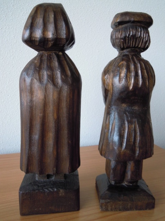 2 Zeer oude houten beelden van BRABANTSE BOER EN BOERIN met poffer-33 cm hoog   kopen? Bied vanaf 15!