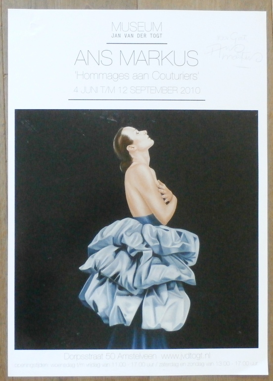 Gesigneerde tentoonstellingsposter van Ans Markus: Hommages aan Couturiers. kopen? Bied vanaf 1!