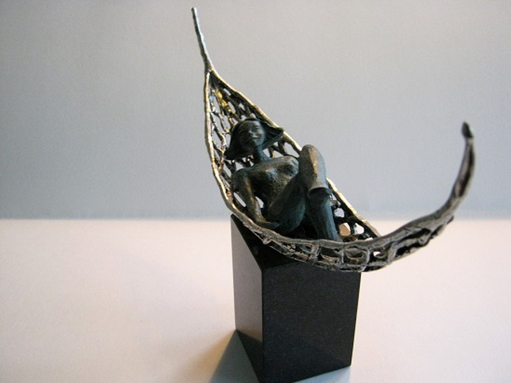 Corry Ammerlaan--brons en tin--de zomer was toch heerlijk( hangmat op sokkel) kopen? Bied vanaf 125!