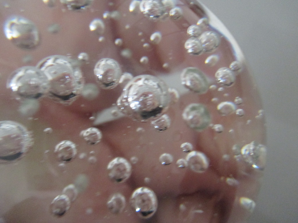 Leerdam? Een kavel met twee presse papiers met luchtbellen kopen? Bied vanaf 12!