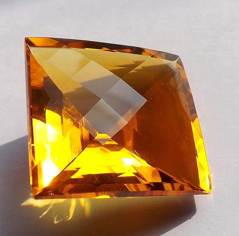 Natuurlijke “Square Checker Cut” Golden Citrine van 78.50 karaat kopen? Bied vanaf 1!