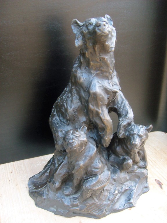 Onbekende kunstenaar: Bronzen beeld van beer met twee jongen. kopen? Bied vanaf 275!