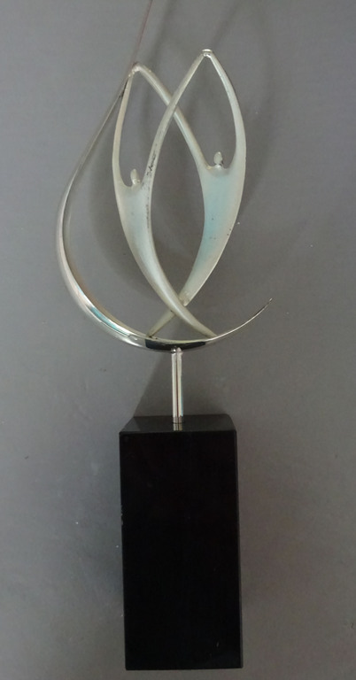 Corrie Ammerlaan-Niekerk- zilverkleurig beeldje met twee figuren op sokkel kopen? Bied vanaf 45!