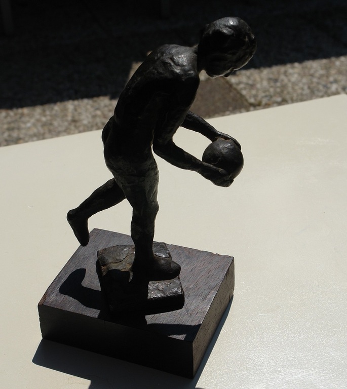 Onbekende kunstenaar. Balspeelster in brons kopen? Bied vanaf 65!