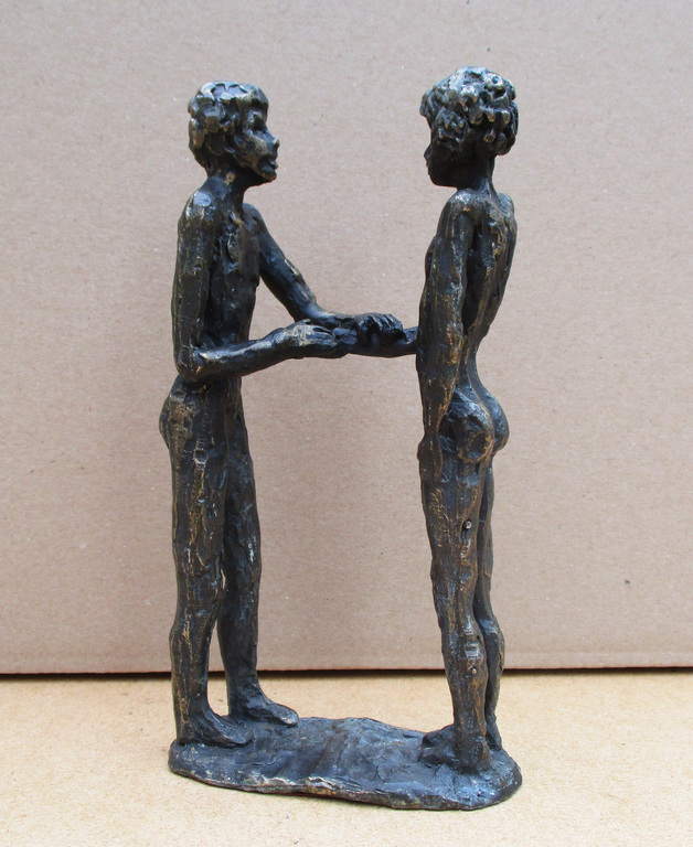 kunstenaar onbekend: plastisch beeld van 2 elkaar begroetende jonge mensen kopen? Bied vanaf 15!