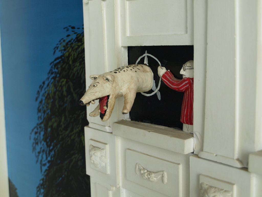 Aris Roskam : Beelden in kabinet – Hond uit het Raam – gesigneerd – ca 1980 kopen? Bied vanaf 30!