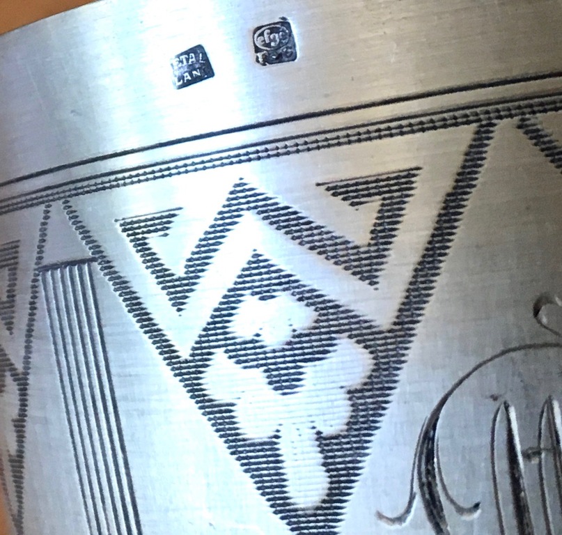 Franse Métal Blanc zilveren beker met modernistisch decor en monogram -gemerkt kopen? Bied vanaf 1!