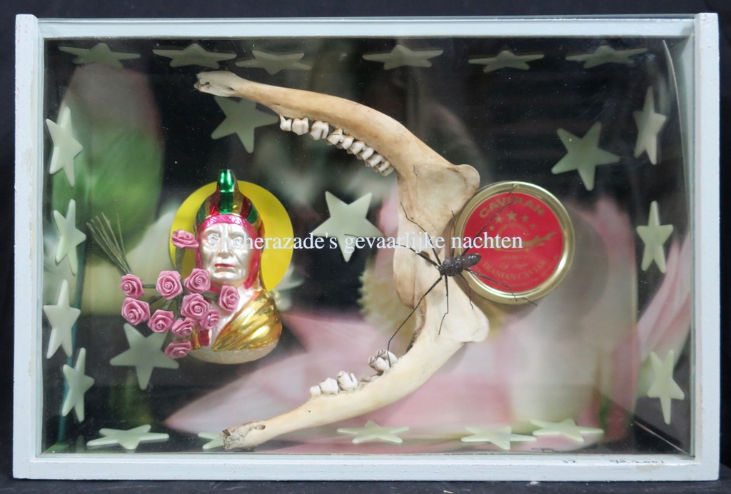 Pamela Schellekens: Kijkkastje, Sheherazade's gevaarlijke nachten - Ingelijst verkocht voor € 50!