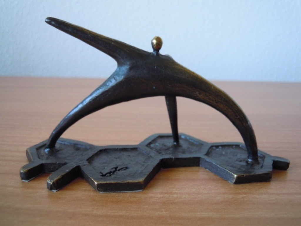 Bronzen beeldje gesigneerd JB - 13 breed X 7 cm hoog.  kopen? Bied vanaf 20!