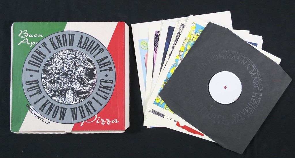 Pizzadoos met LP en 16 grafische werken: o.a. Barend van Hoek, I don't know about art, verkocht voor € 70!