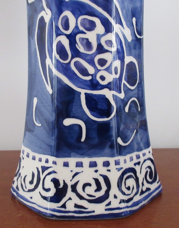 Ongespecificeerd - Twee grote studio aardewerken blauw witte handbeschilderde octogonale vazen kopen? Bied vanaf 1!