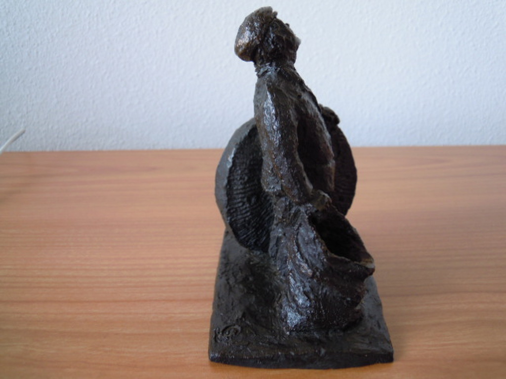 Beeldje van GREET JASPERS 14 cm hoog = gesigneerd.   kopen? Bied vanaf 10!