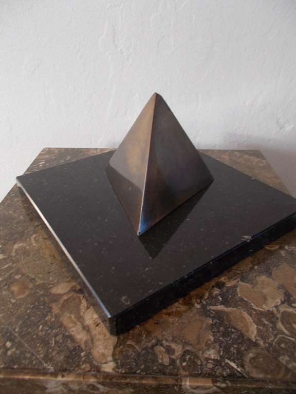 Bronzen sculptuur op hardstenen basement,gemonogrammeerd en genummerd 15/25 verkocht voor € 65!