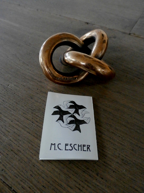 M.C. Escher - bronzen beeld: oneindige knoop - met certificaat verkocht voor € 160!