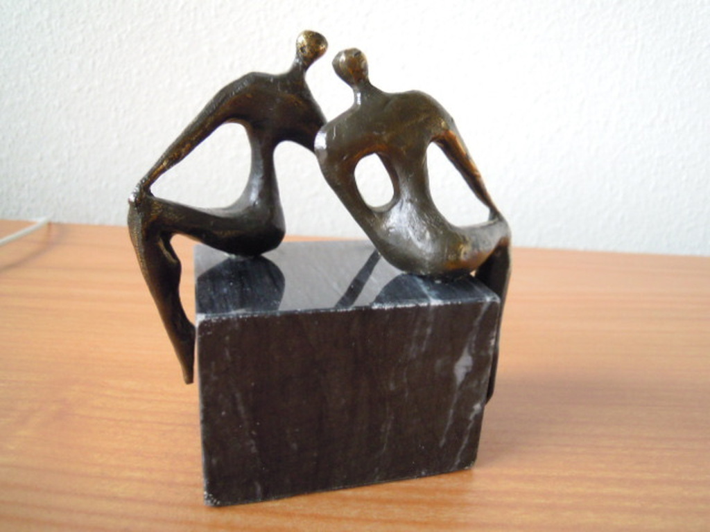 Corry Ammerlaan beeldje 2 personen op bankje - 12 cm hoog.  kopen? Bied vanaf 25!