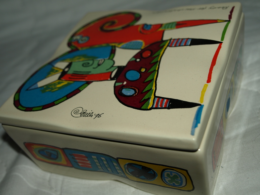 Clemens Briels – BonBonkistje – Plateel - Gesigneerd in druk- 1996 – 13,5 x 13,5 x 7 cm kopen? Bied vanaf 35!