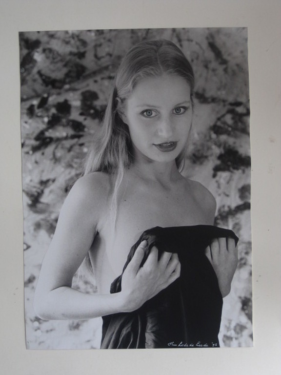 theo Lode de Leede 1934-2004 - unica z/w foto "staand model" gesigneerd  kopen? Bied vanaf 1!