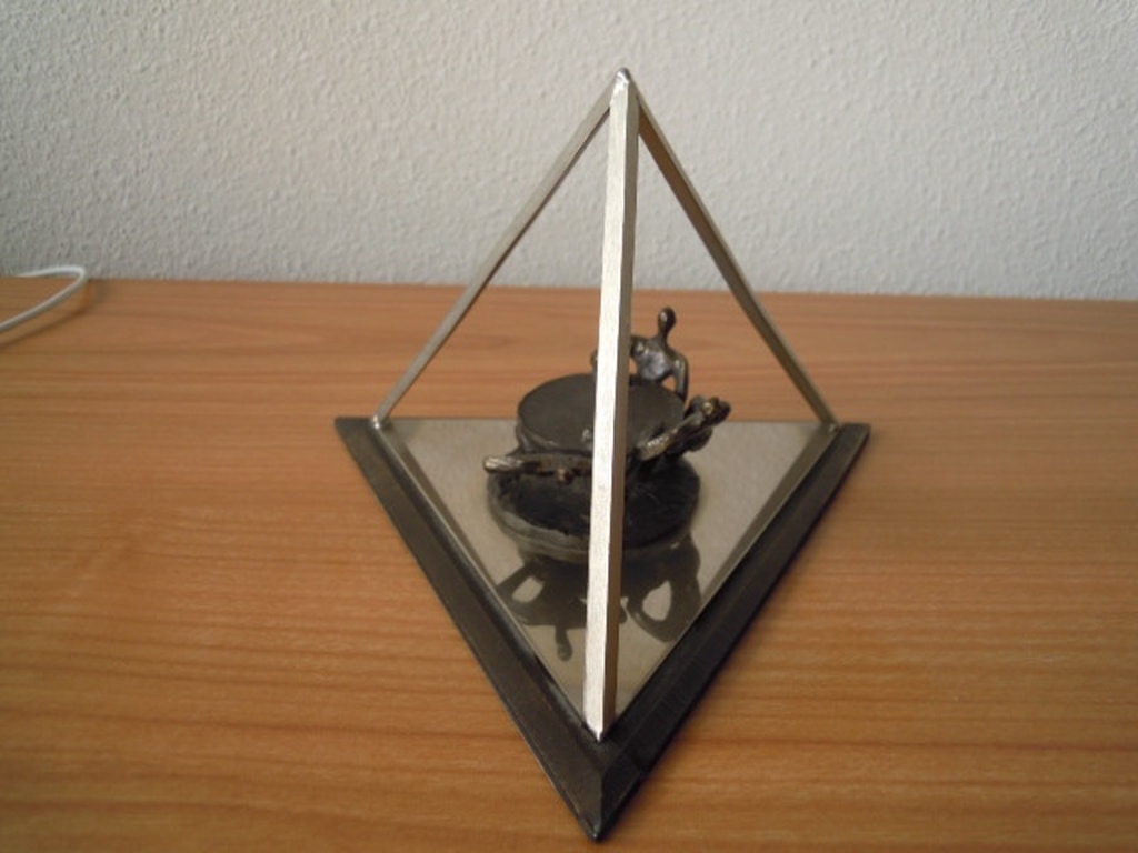 Bronzen beeldje van CORRY AMMERLAAN 17 cm breed en  13 cm hoog. kopen? Bied vanaf 20!