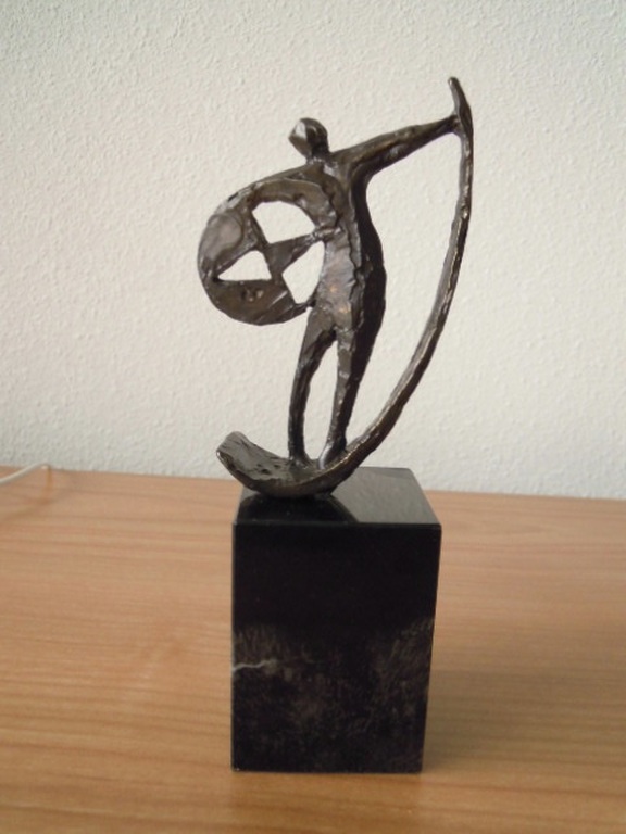 Massief gesigneerd bronzen beeld - 18 cm hoog inclusief de zwart marmeren sokkel kopen? Bied vanaf 45!