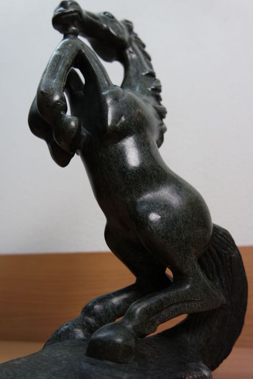 Uniek natuurstenen sculptuur van een steigerend paard (hoog 39 cm) kopen? Bied vanaf 99!