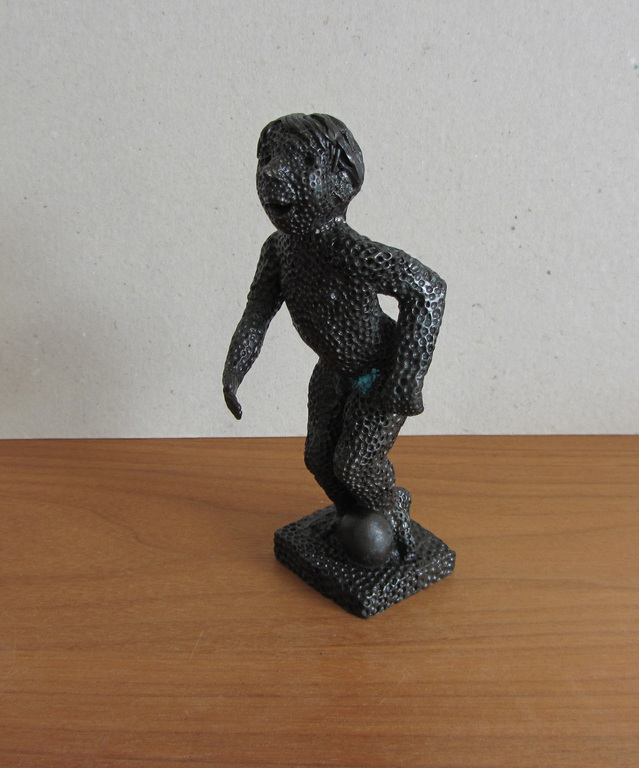 Carolein Smit - Carolein Smit, bronzen beeldje kind spelend met bal verkocht voor € 225!