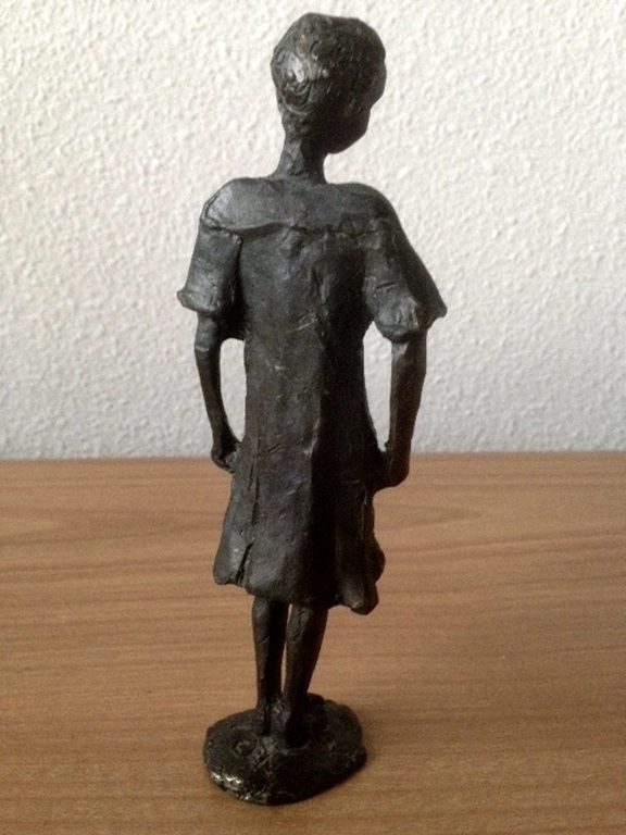 Prachtig bronzen beeldje Corry Ammerlaan 1947 van een meisje - 16 cm hoog.  kopen? Bied vanaf 25!