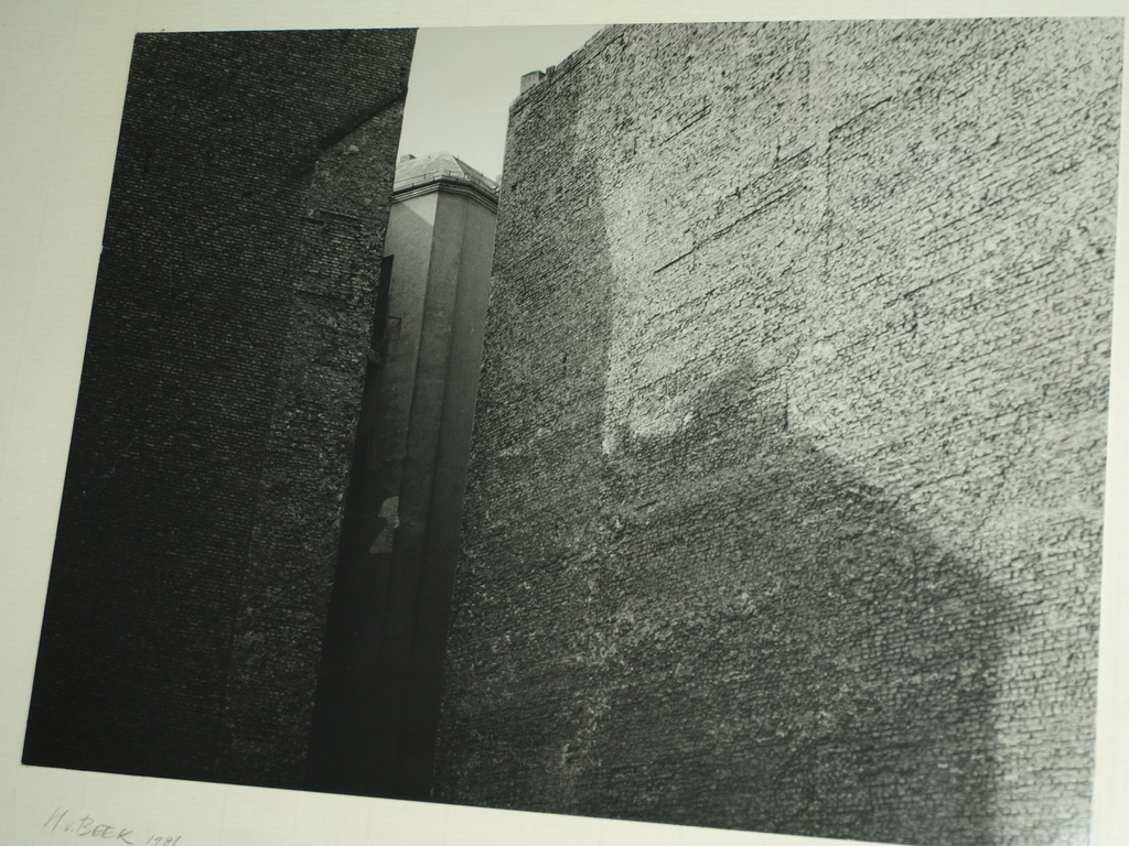 Henni van Beek - foto  – Berlijn – 1981 – Gesigneerd -  Ingelijst 61 x 51 cm verkocht voor € 35!