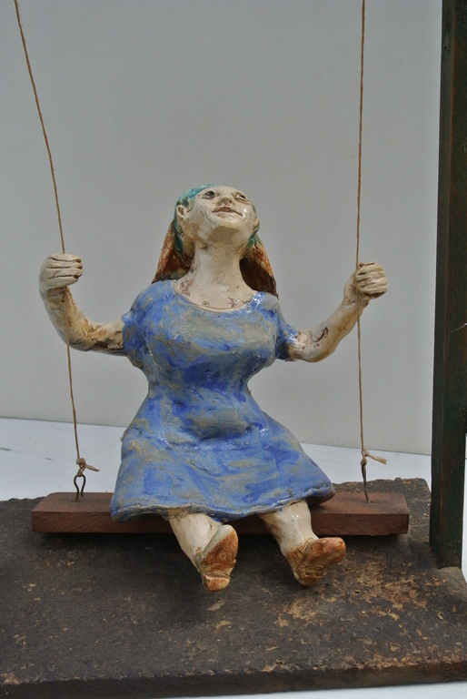 HARM KAMERLINGH ONNES. Keramiek. Meisje op schommel. MUSEUMSTUK verkocht voor € 1650!