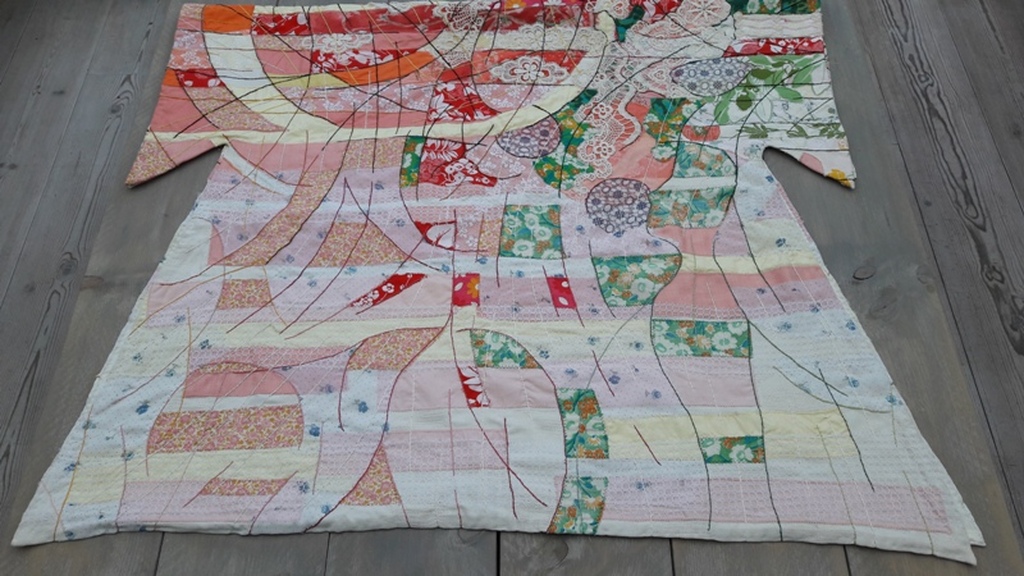 Peter Lem  : Textielwerk met Symbolische figuren , Kimono model  kopen? Bied vanaf 80!