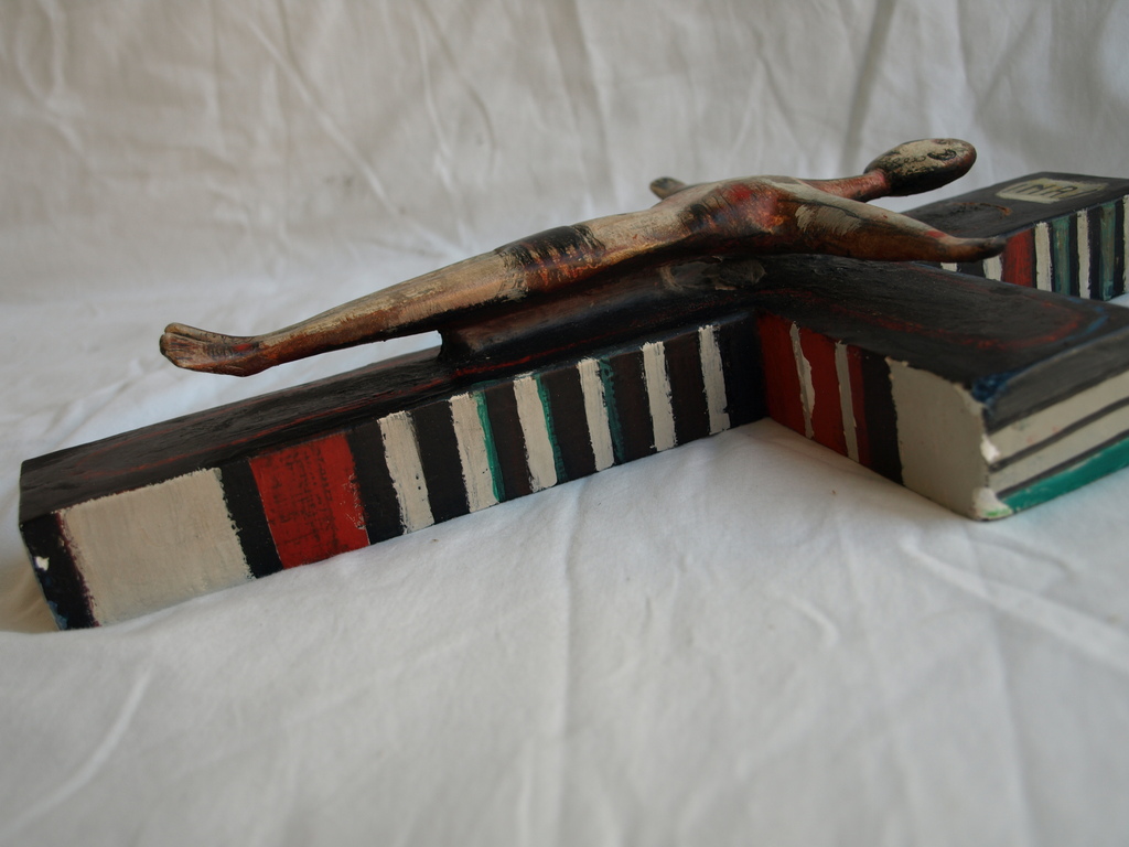 Pieter van Velzen : Hout en acrylverf , Kruisbeeld – gesigneerd – 1963 kopen? Bied vanaf 250!