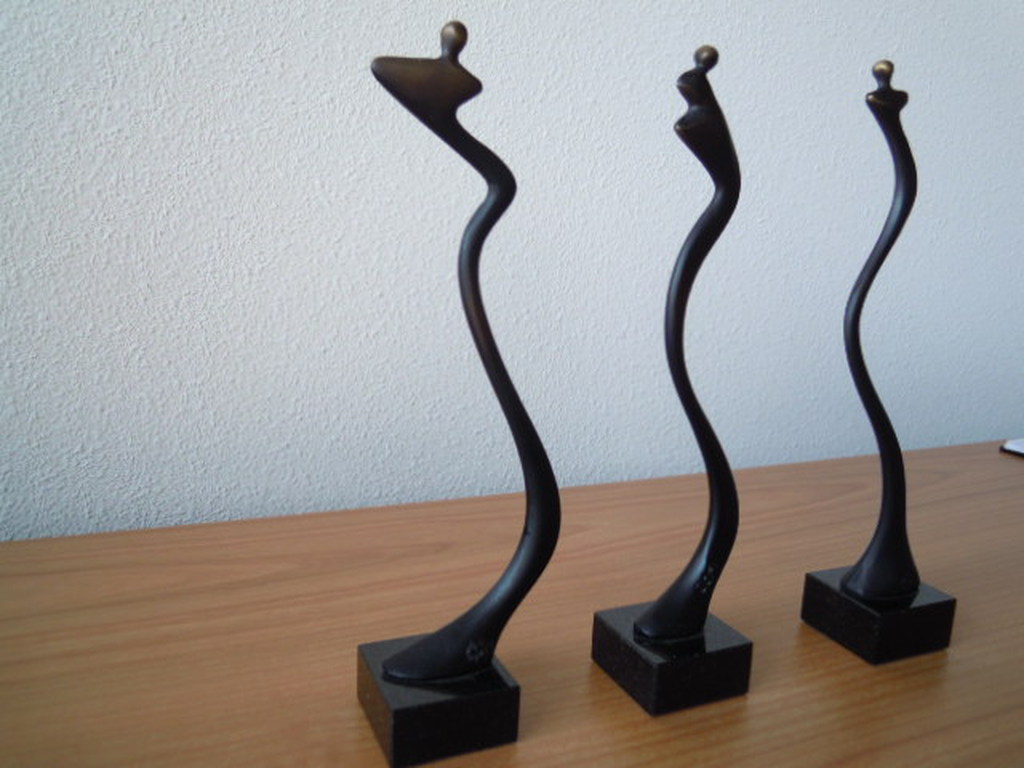 3 Bronzen beeldjes CORRY AMMERLAAN 22 cm hoog - gesigneerd.   kopen? Bied vanaf 35!