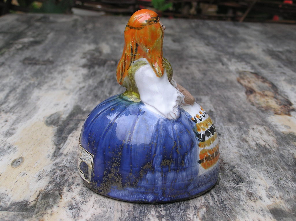 Ongespecificeerd - Iparmuveszeti Vallalat, Aardewerken beeldje van een Hongaarse dame met hoepelrok kopen? Bied vanaf 1!