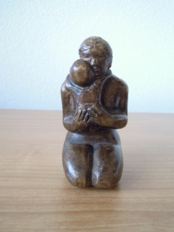 Moeder met kind hand gemaakt houten beeldje 10,5 cm hoog - kunstenaar onbekend. kopen? Bied vanaf 20!