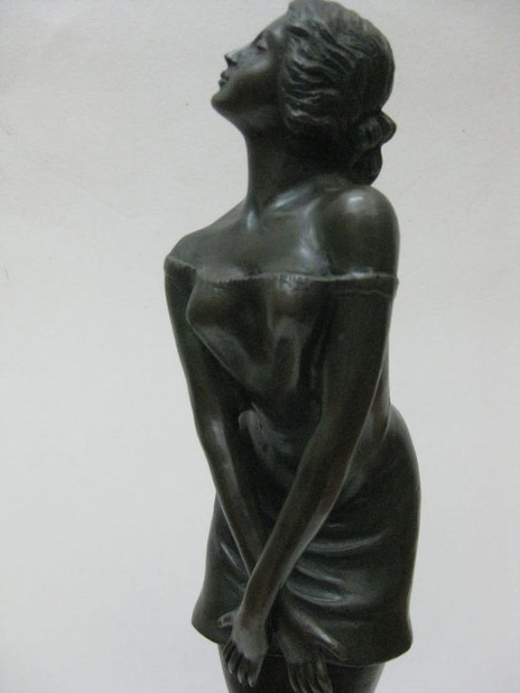 Bronzen sculptuur van een vrouw op een marmeren voetstuk - 20e eeuw kopen? Bied vanaf 195!