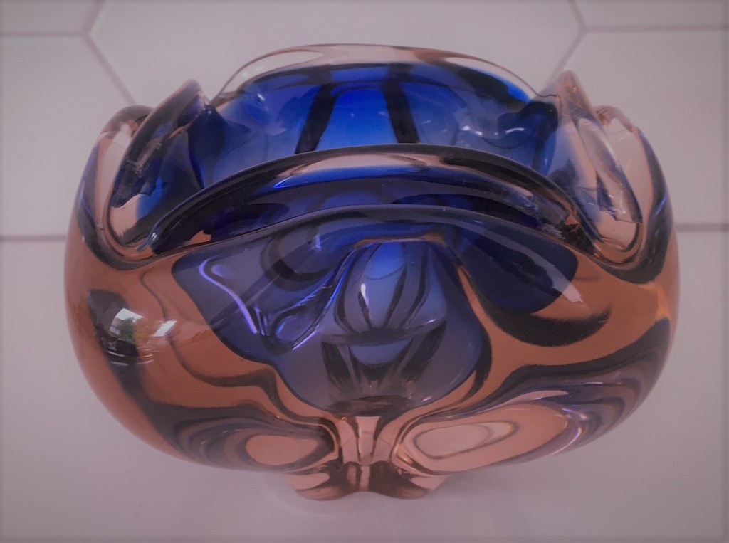 Josef Hospodka voor Chribska glassworks - sixties blauwe & roze schaal kopen? Bied vanaf 20!