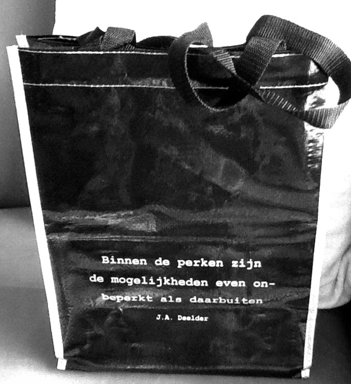Jules Deelder en Roger Raveel, 2 kunst tassen, plastic kopen? Bied vanaf 10!