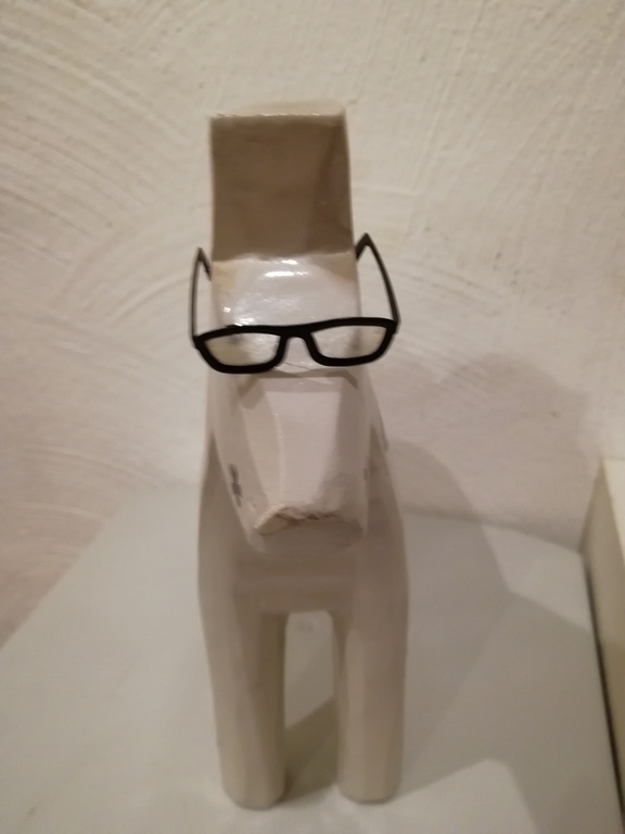 massief houten paard met bril  kopen? Bied vanaf 20!