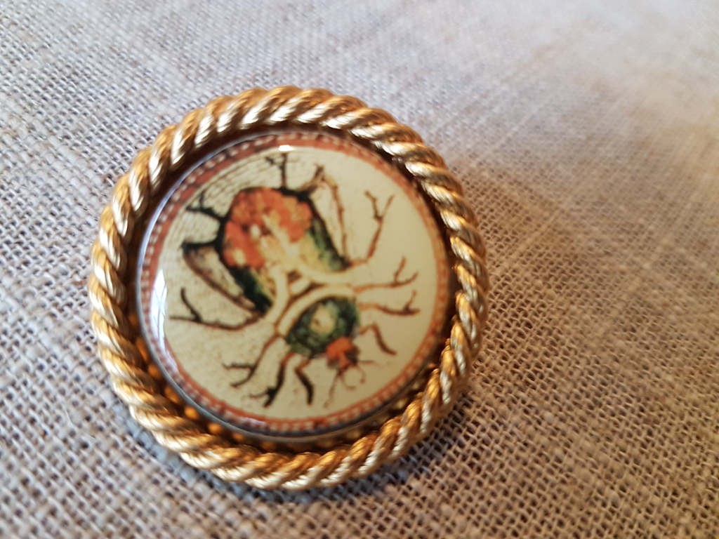 Broche met  decoratieve knopen uit de Italiaanse haute couture 01 kopen? Bied vanaf 5!