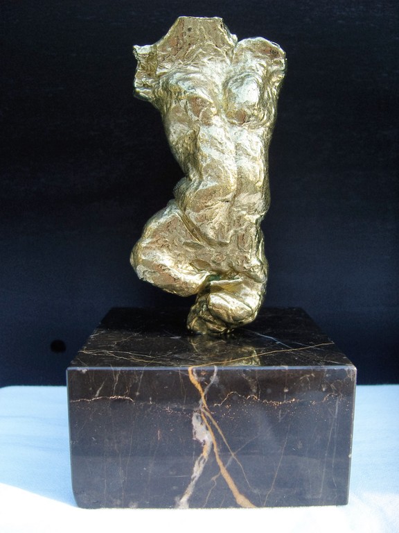 Amanda Lear de muze van Dali: Zeer fraai goudverguld beeldje verkocht voor € 1450!