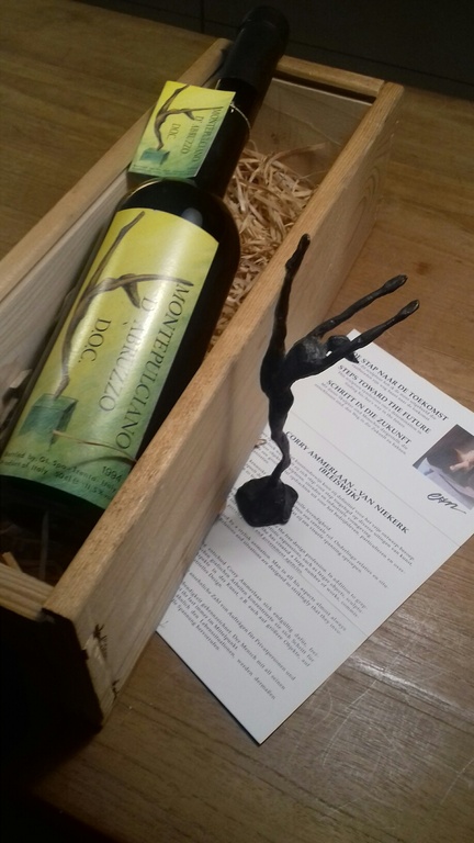 Verbronsd beeld met bijbehorende fles rode wijn in wijnkistje. kopen? Bied vanaf 28!