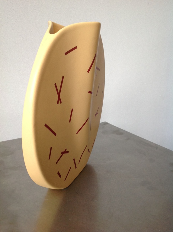 Cirkelvaas met plooi, ontwerp Dorothé van Agthoven,  Flora Keramiek Hardenberg kopen? Bied vanaf 45!