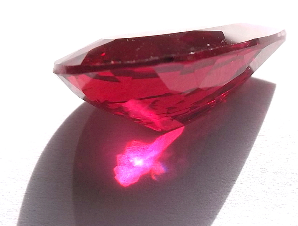 Natuurlijke Rode Topaas van 24.80 karaat kopen? Bied vanaf 1!