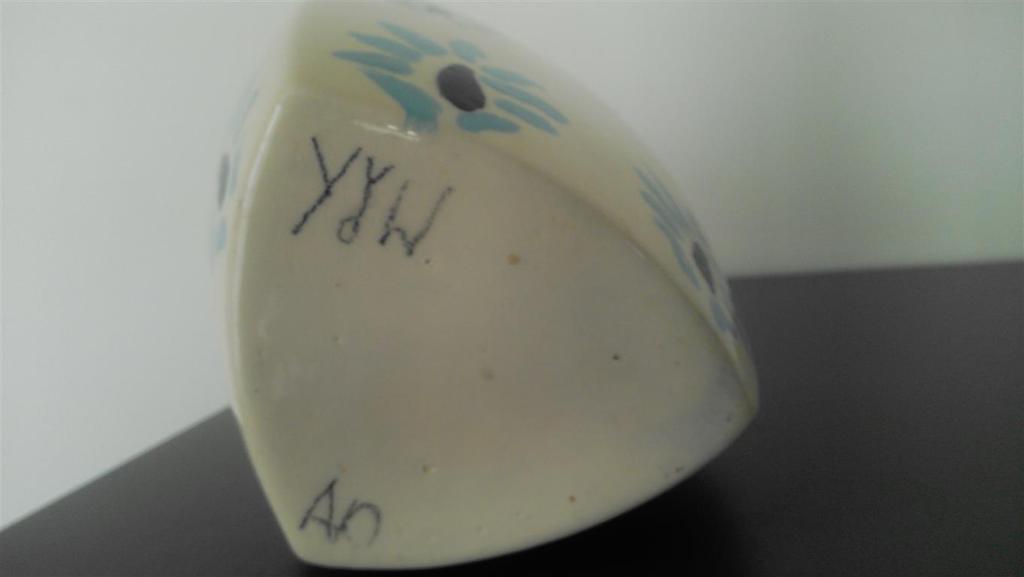 Driehoekige keramiek vaas gesigneerd kopen? Bied vanaf 5!