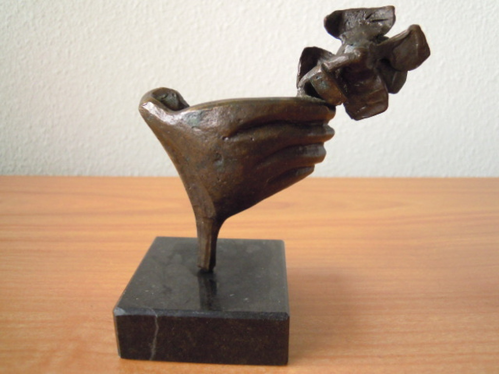 Beeldje van Bernadette Leijdekkers - hand met roos = gesigneerd. kopen? Bied vanaf 35!