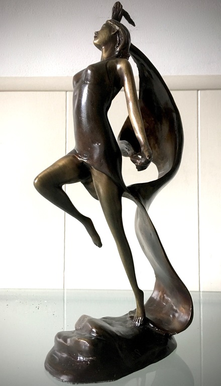 Bronzen art deco sculptuur - sierlijke danseres met vlag. kopen? Bied vanaf 1!
