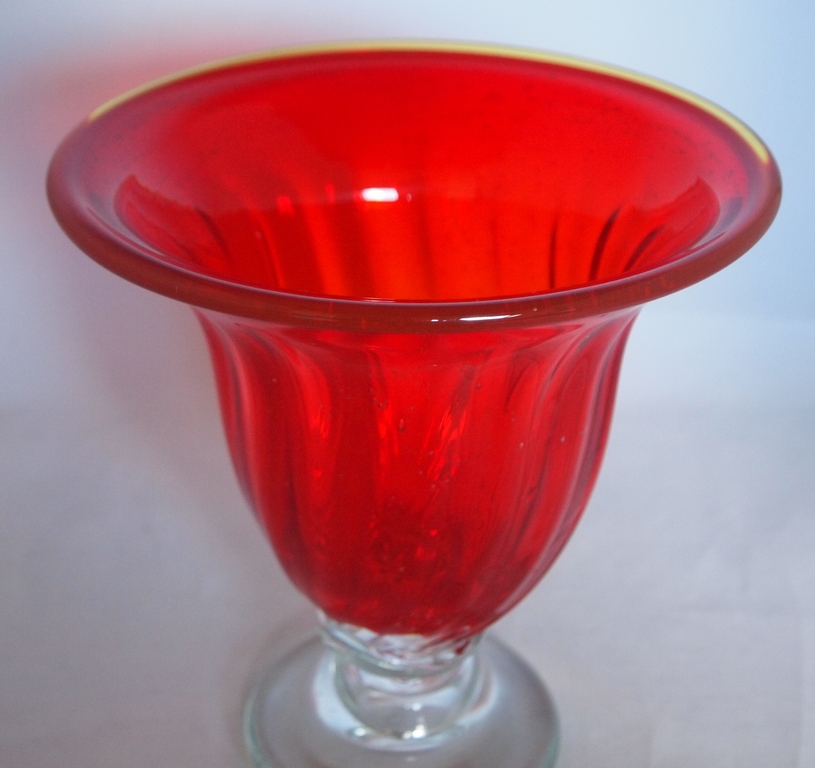 Murano rode glazen vaas op voet kopen? Bied vanaf 1!