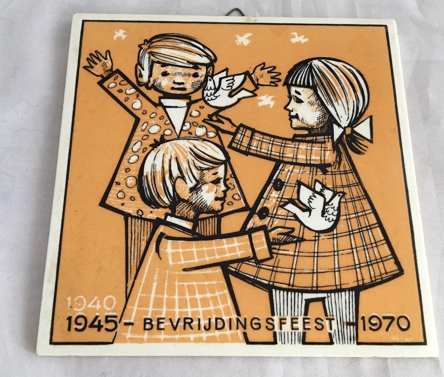 Gerrit Neven plateelbakkerij Schoonhoven - twee tegels 25 jaar bevrijdingsfeest kopen? Bied vanaf 16!