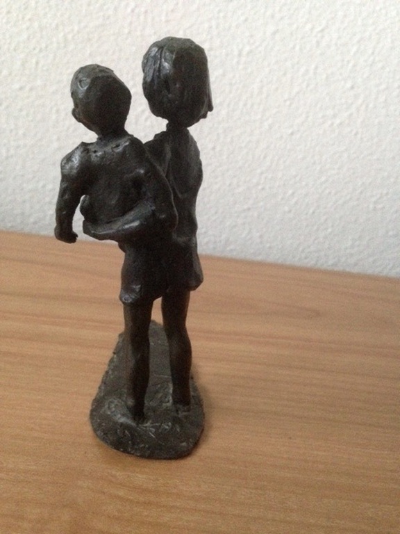 Prachtig bronzen beeldje Corry Ammerlaan van moeder met kind op de arm-13 cm  kopen? Bied vanaf 25!